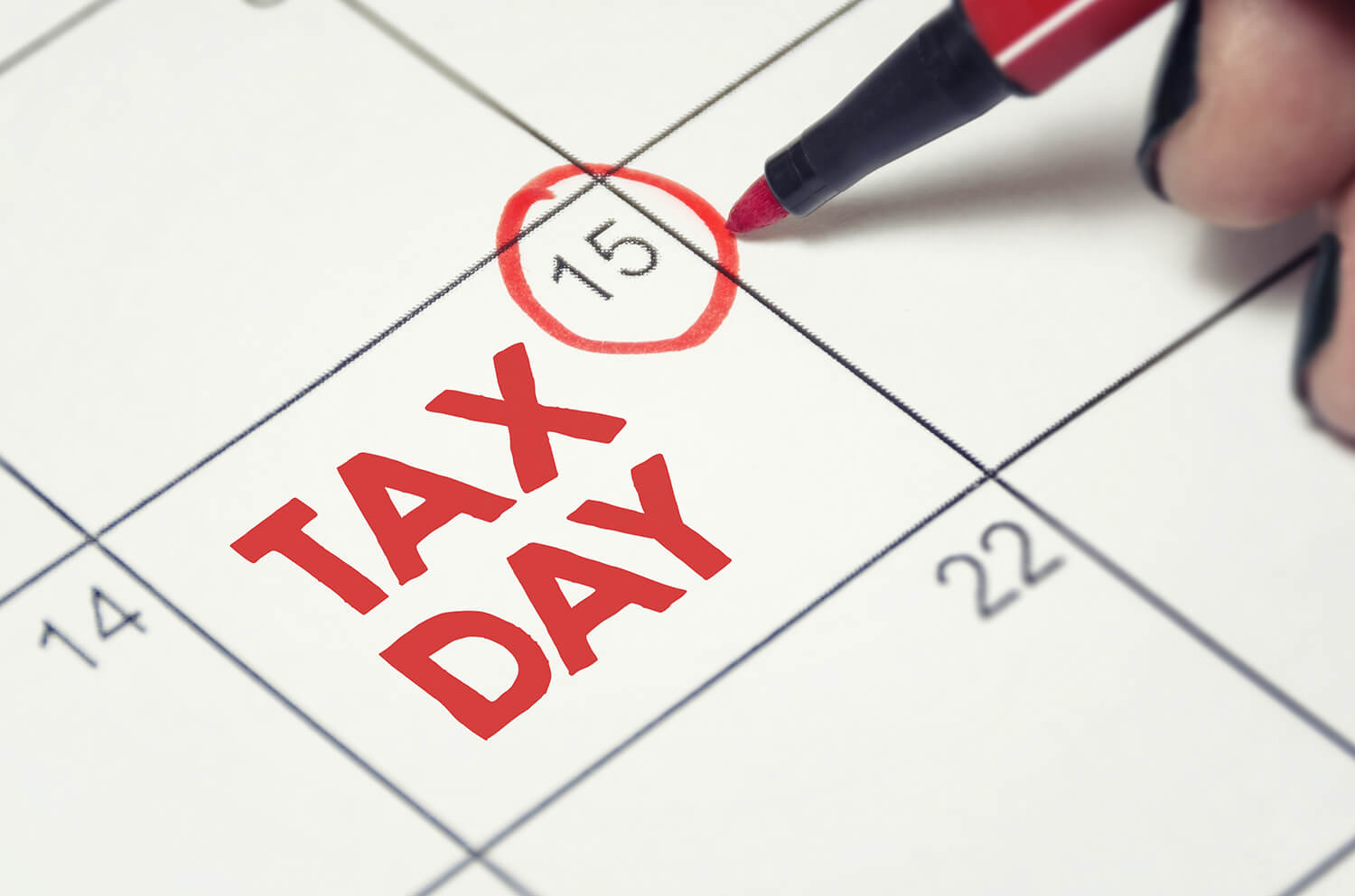 person circling 15 on calendar for Tax Day